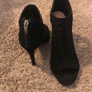 Christian Siriano black pumps